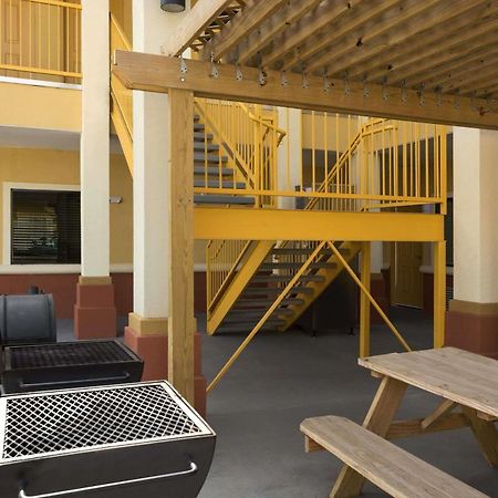 Days Inn Pearsall Экстерьер фото