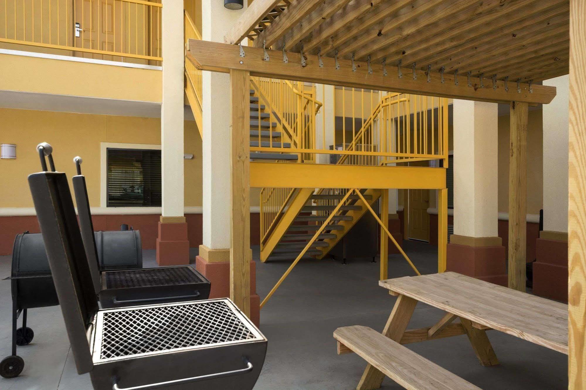 Days Inn Pearsall Экстерьер фото