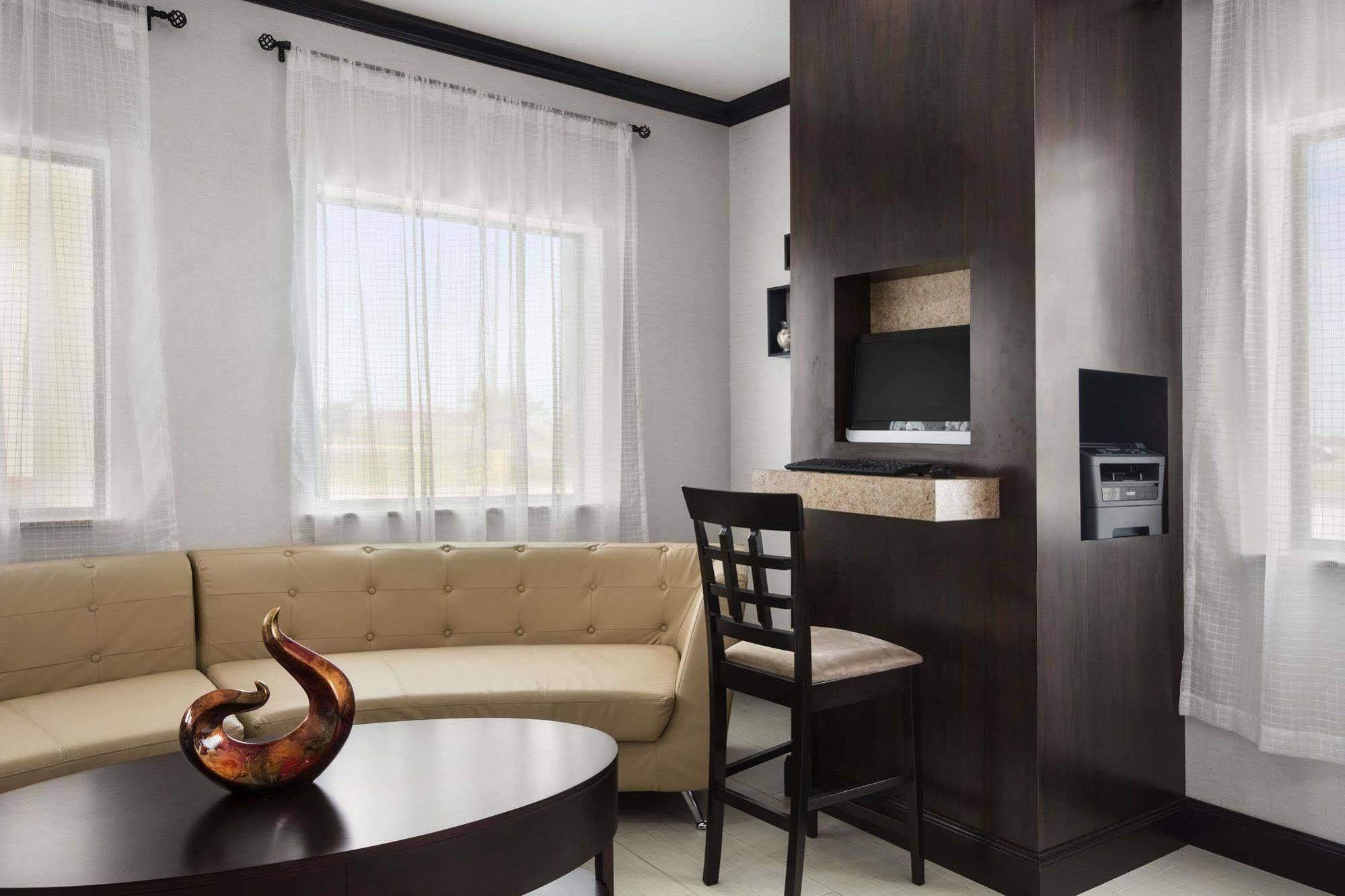 Days Inn Pearsall Экстерьер фото