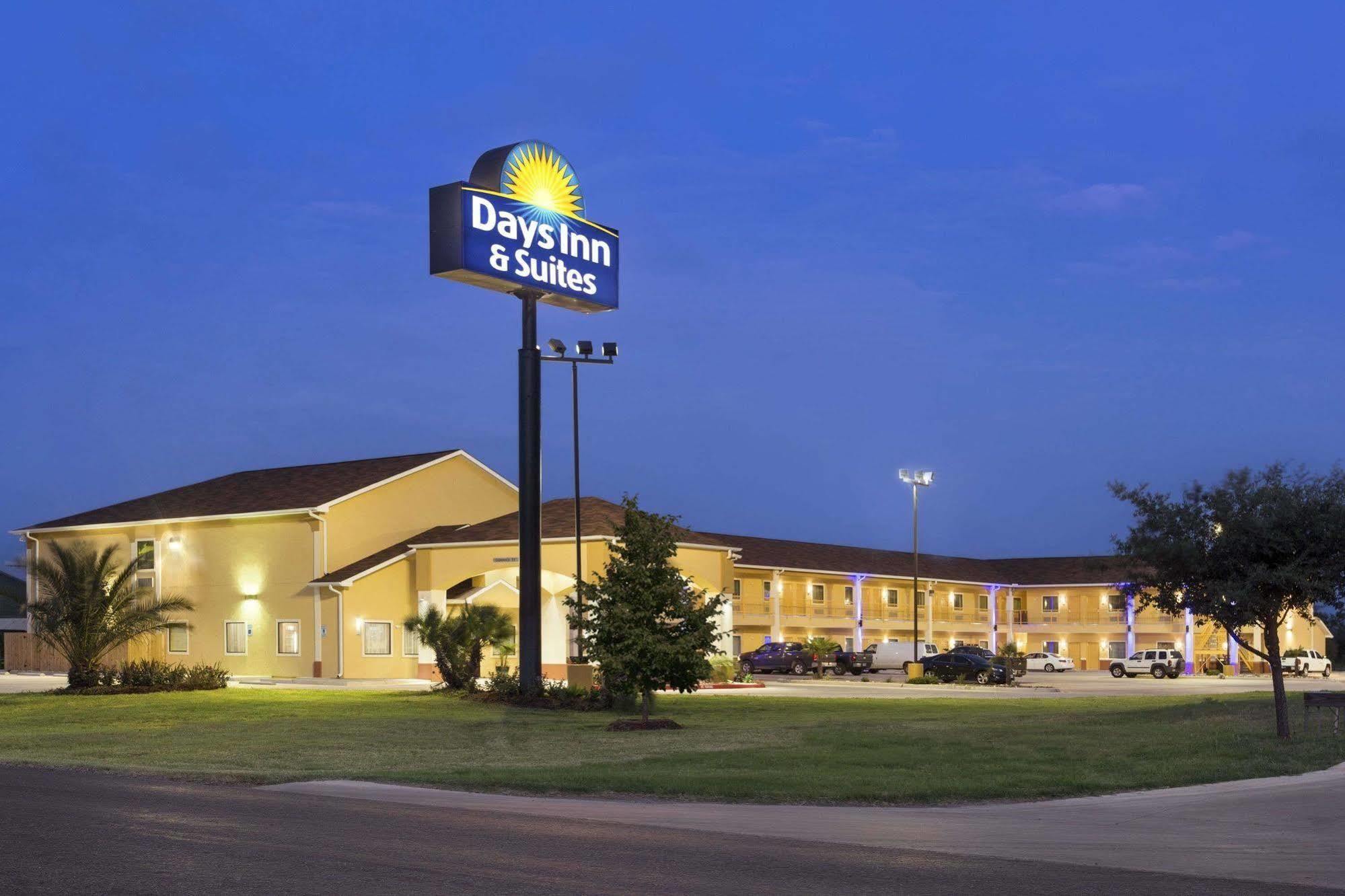 Days Inn Pearsall Экстерьер фото