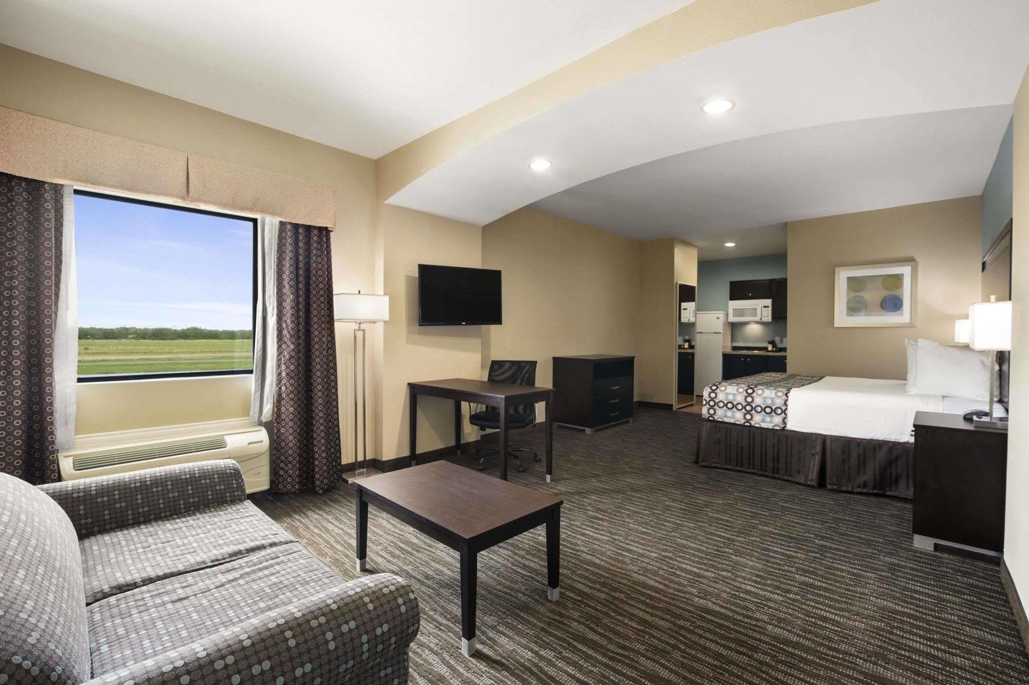 Days Inn Pearsall Экстерьер фото